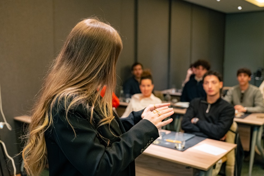 Andrea explicando ante un grupo de alumnos